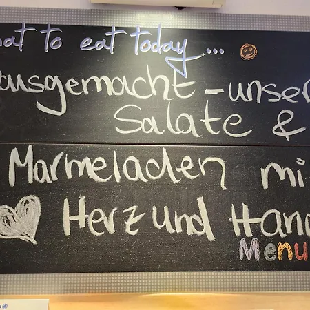 Unterwegs Ins Apartmenthaus Ehemalige Apartmenthaus Unterwegs מלון דירות רוסטוק