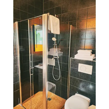 Unterwegs Ins Apartmenthaus Ehemalige Apartmenthaus Unterwegs מלון דירות 3*