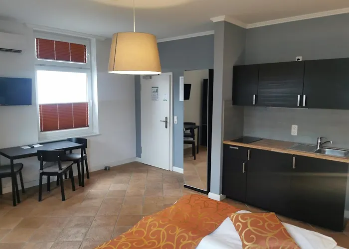 Unterwegs Ins Apartmenthaus Ehemalige Apartmenthaus Unterwegs アパートホテル