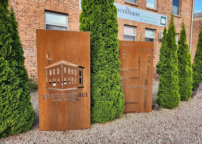 Unterwegs Ins Apartmenthaus Ehemalige Apartmenthaus Unterwegs アパートホテル ロストック